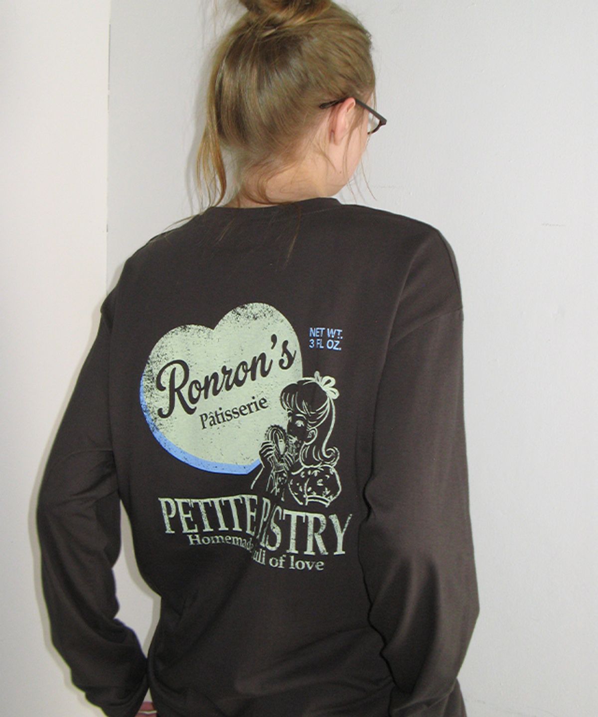론론(RONRON) HEART PASTRY OVER FIT LONG SLEEVE CHARCOAL
