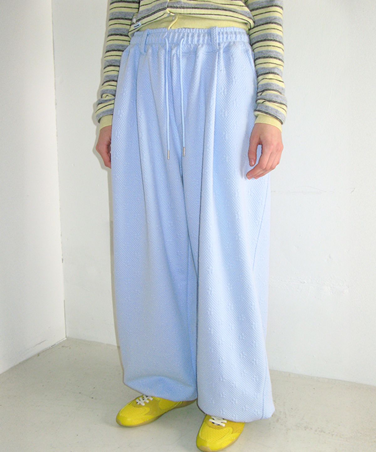 론론(RONRON) FLOWER TEXTURE WIDE SWEAT PANTS SOFT BLUE