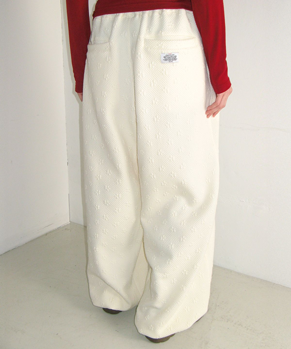 론론(RONRON) FLOWER TEXTURE WIDE SWEAT PANTS CREAM