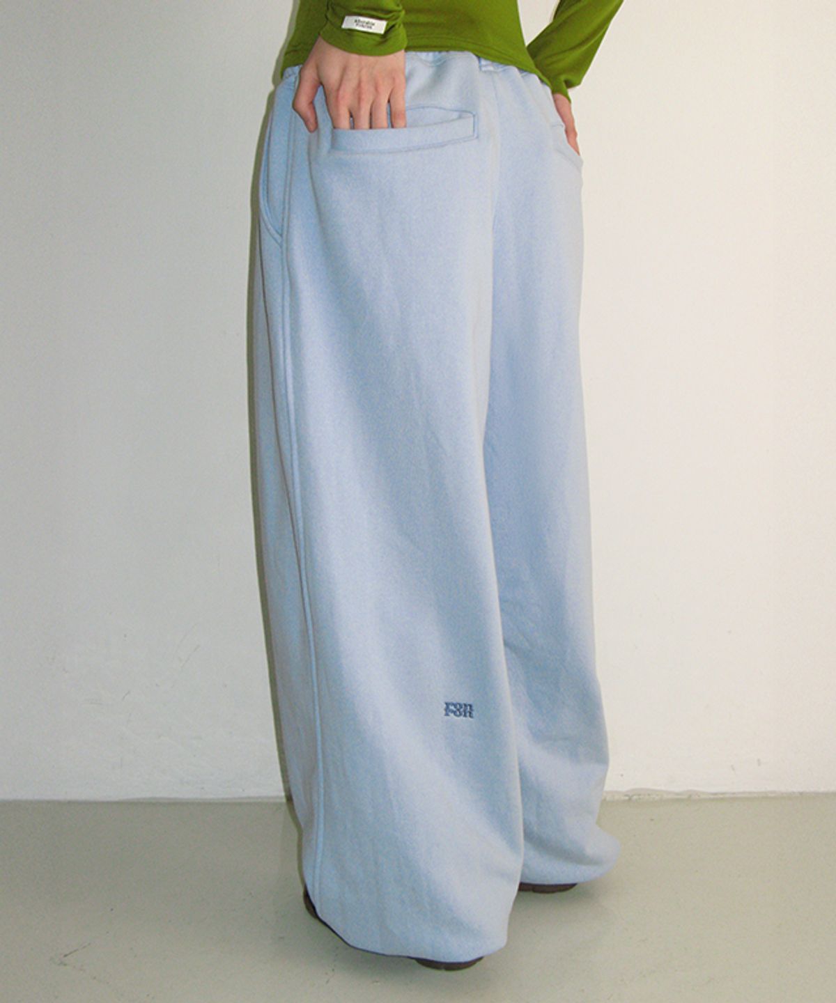 론론(RONRON) SUBTLE LOGO WIDE SWEAT PANTS SOFT BLUE