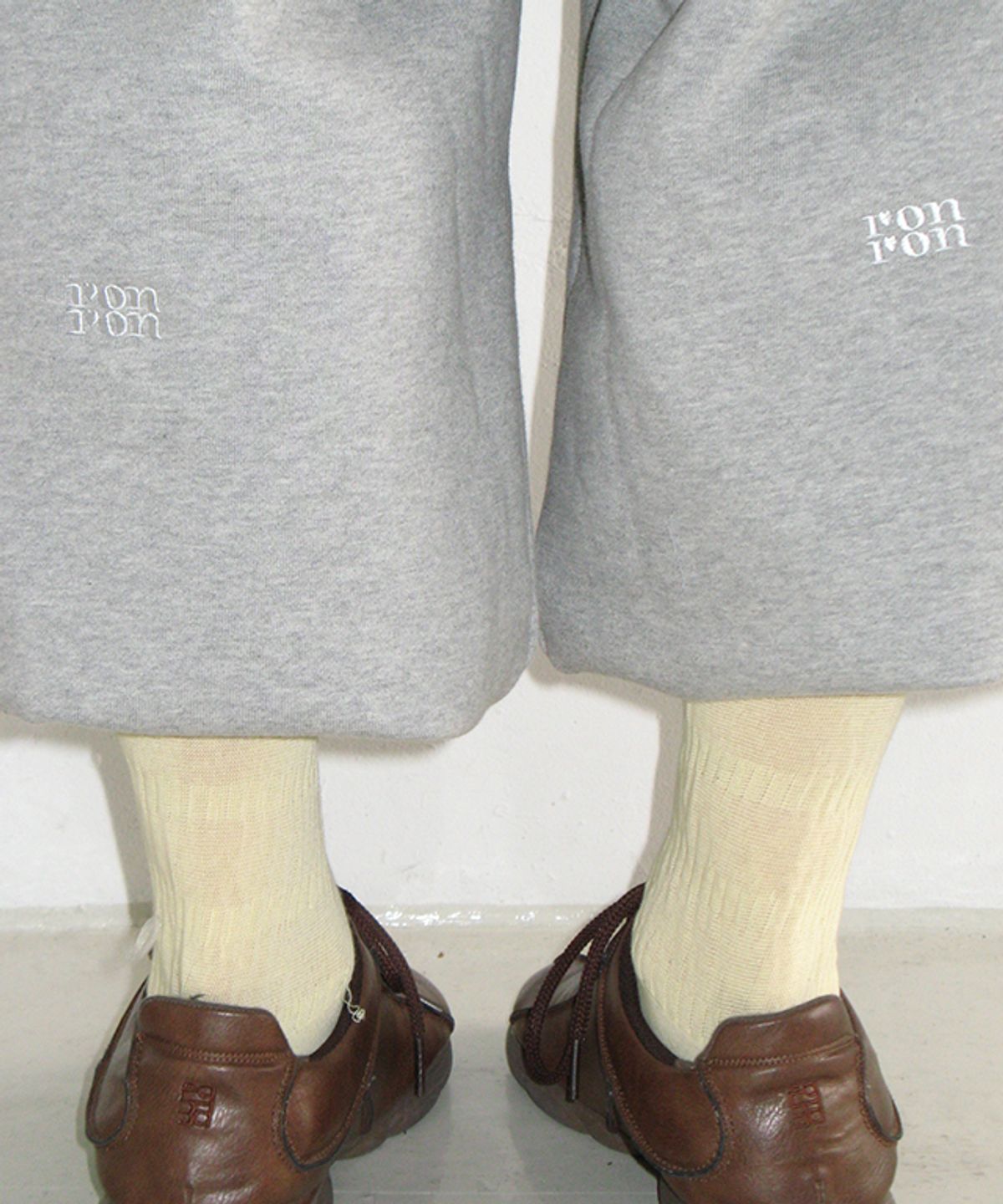 론론(RONRON) SUBTLE LOGO WIDE SWEAT PANTS GREY