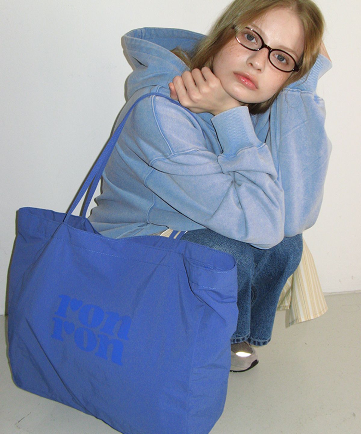 론론(RONRON) LOGO NYLON SHOPPER BLUE