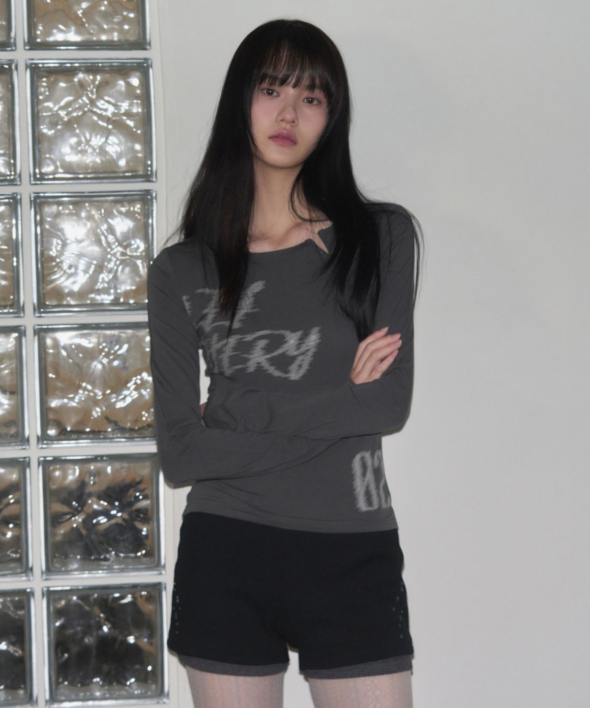 레더리(LEATHERY) 레터링 슬릿 롱슬리브 [4COLOR]
