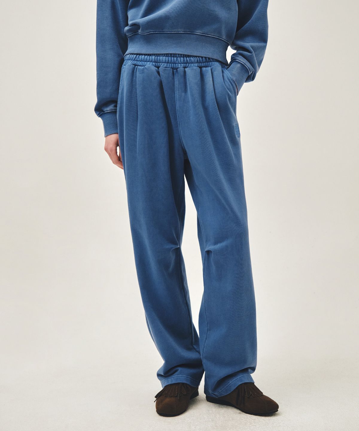 마리떼 프랑소와 저버(MARITHÉ + FRANҪOIS GIRBAUD) OUTLINE CLASSIC LOGO DYEING TUCK WIDE SWEAT PANTS blue