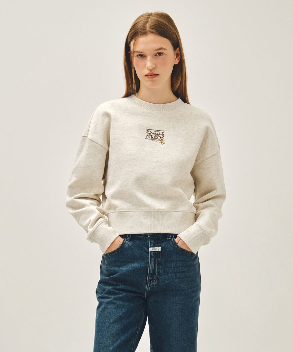 마리떼 프랑소와 저버(MARITHÉ + FRANҪOIS GIRBAUD) W FLOWER CLASSIC LOGO CROP SWEATSHIRT oatmeal