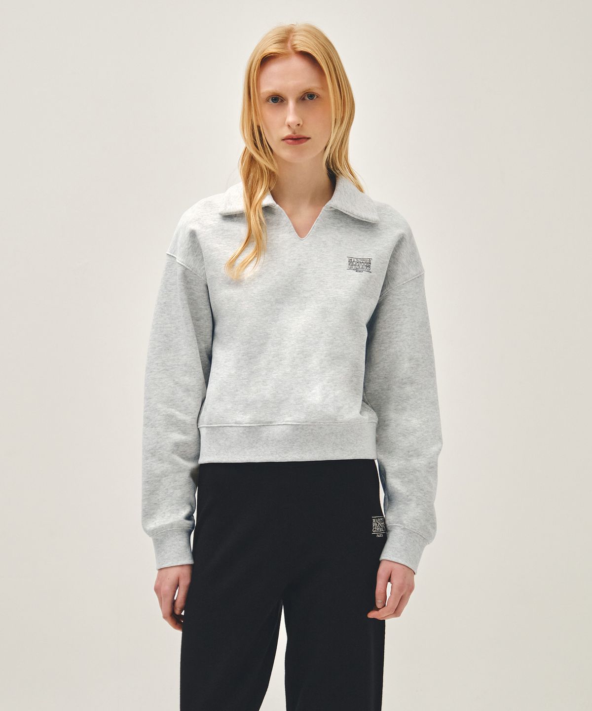 마리떼 프랑소와 저버(MARITHÉ + FRANҪOIS GIRBAUD) W DOODLE CLASSIC LOGO COLLAR SWEATSHIRT light heather gray