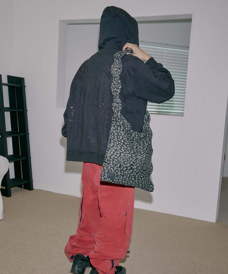 SPOTTIE PEANUT BAG IN BLACK