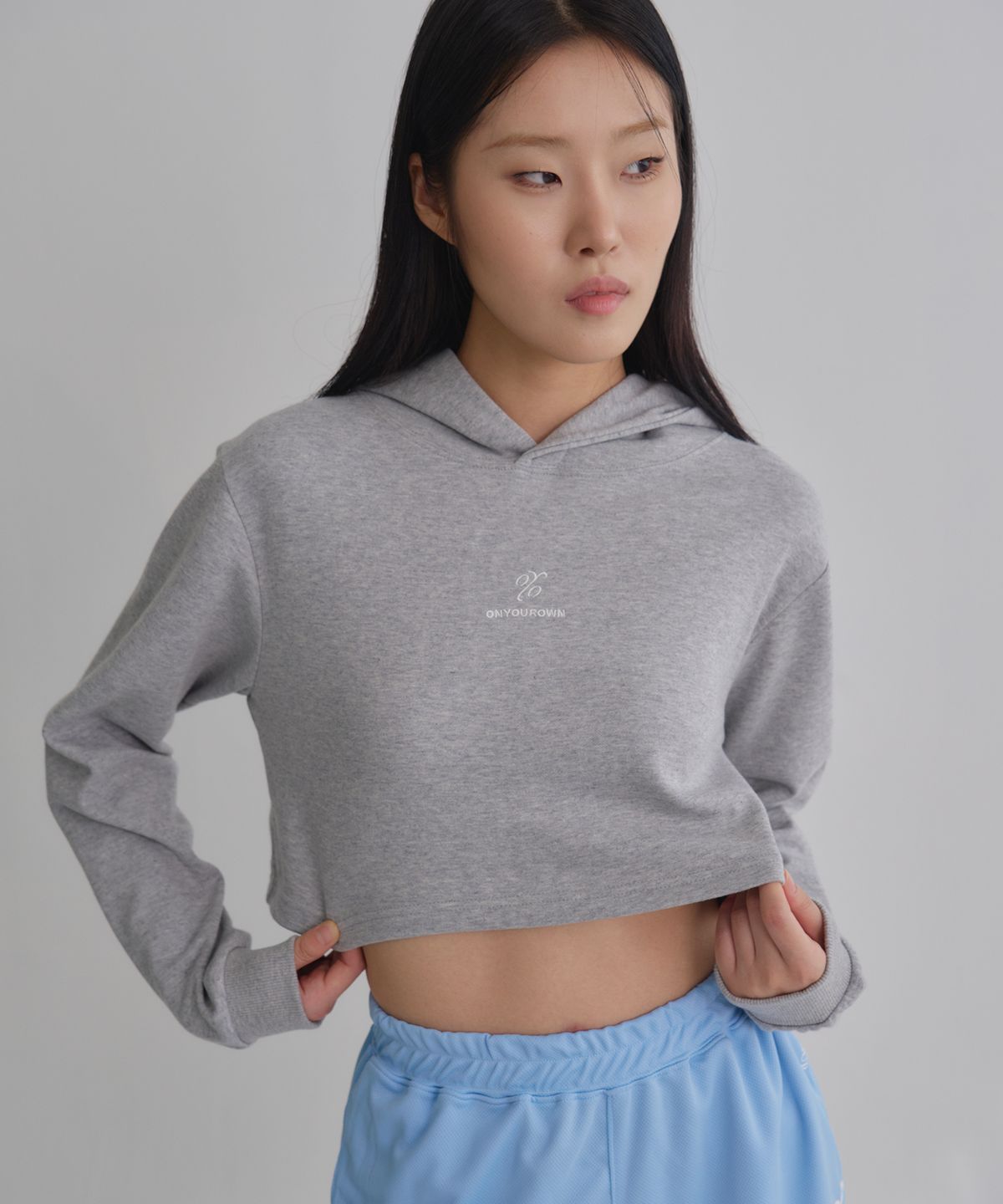 온유어오운(ONYOUROWN) LOGO CROP HOODIE (GREY)