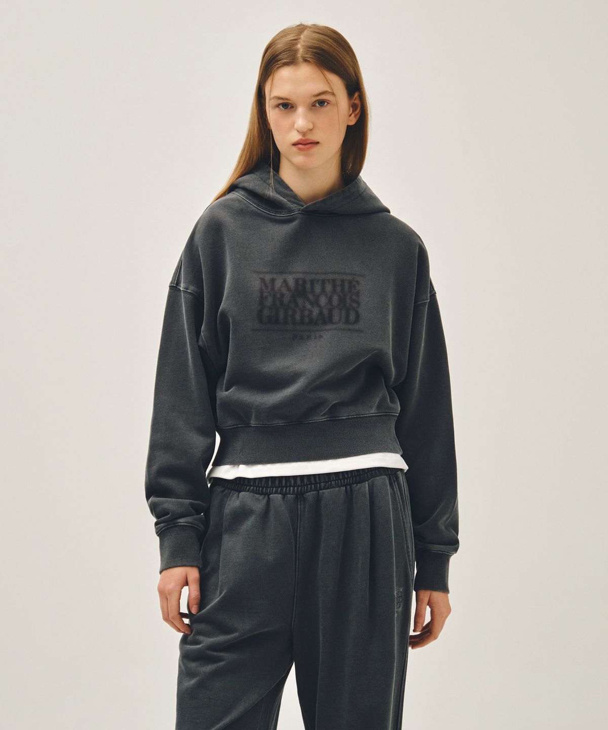 마리떼 프랑소와 저버(MARITHÉ + FRANҪOIS GIRBAUD) W SHADOW CLASSIC LOGO DYEING CROP HOODIE charcoal