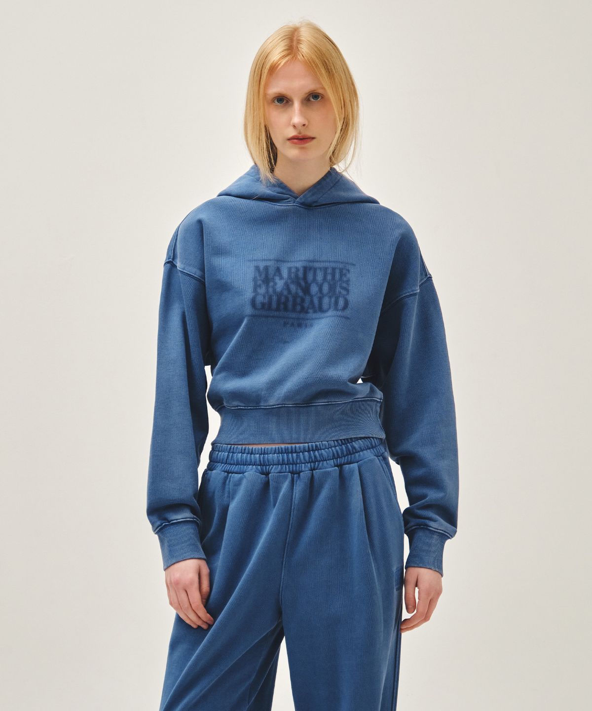 마리떼 프랑소와 저버(MARITHÉ + FRANҪOIS GIRBAUD) W SHADOW CLASSIC LOGO DYEING CROP HOODIE blue