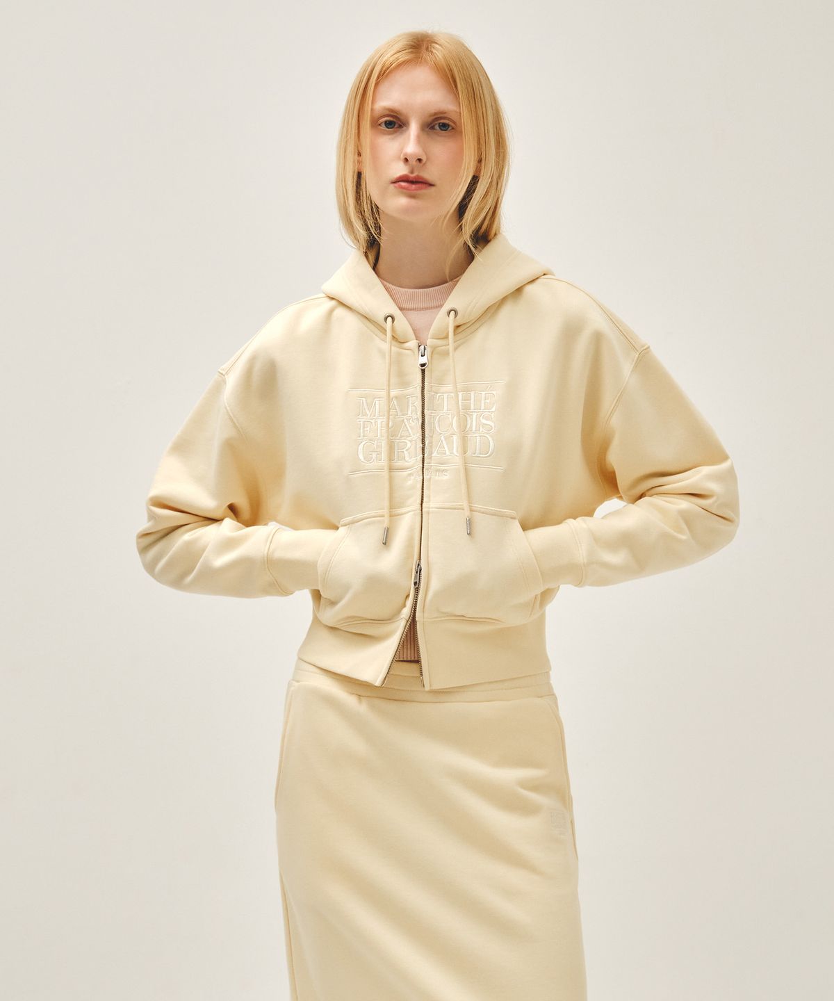 마리떼 프랑소와 저버(MARITHÉ + FRANҪOIS GIRBAUD) W CLASSIC LOGO CROP HOODIE ZIPUP butter