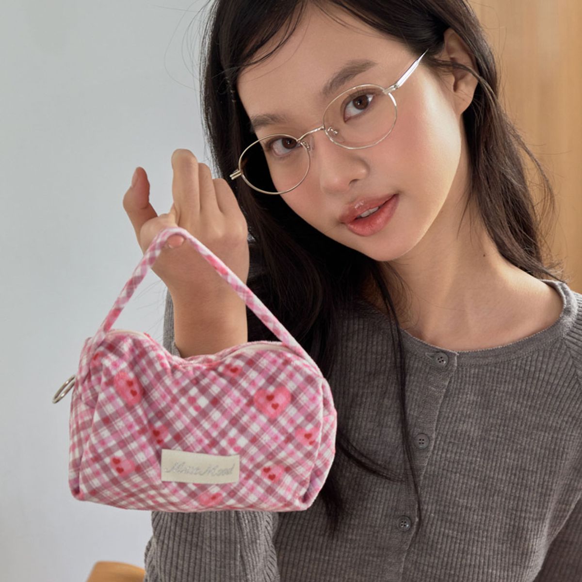 뮤즈무드(MUSEMOOD) heart check hand bag pouch (핸드파우치백)