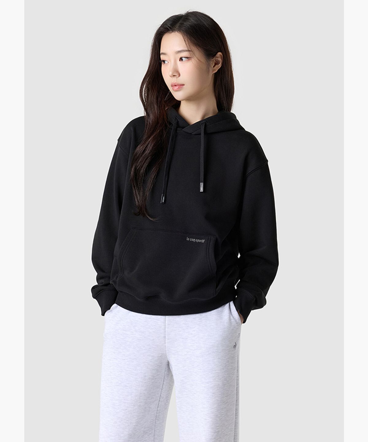 르꼬끄(LECOQ) 유니 에센셜 루즈핏 후드 티셔츠 - 블랙 QR123LHD11