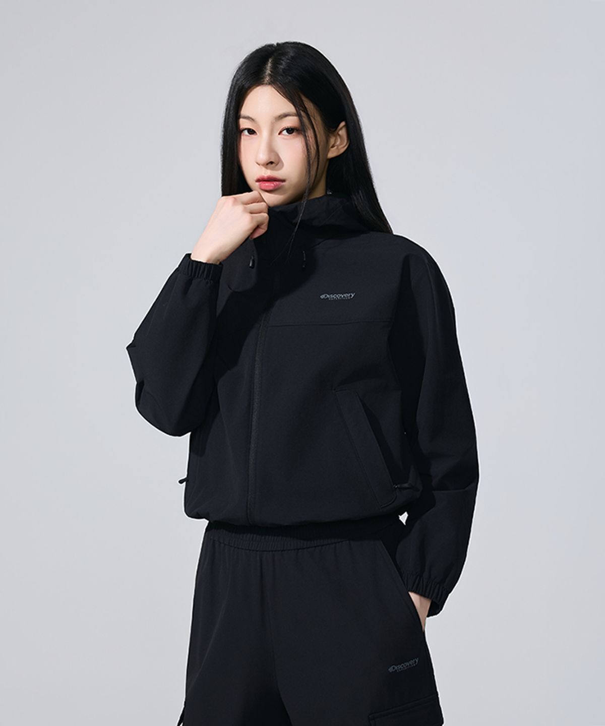 디스커버리 익스페디션(DISCOVERY EXPEDITION) 여성 스트레치 우븐 트레이닝 크롭 후드 자켓 (BLACK)