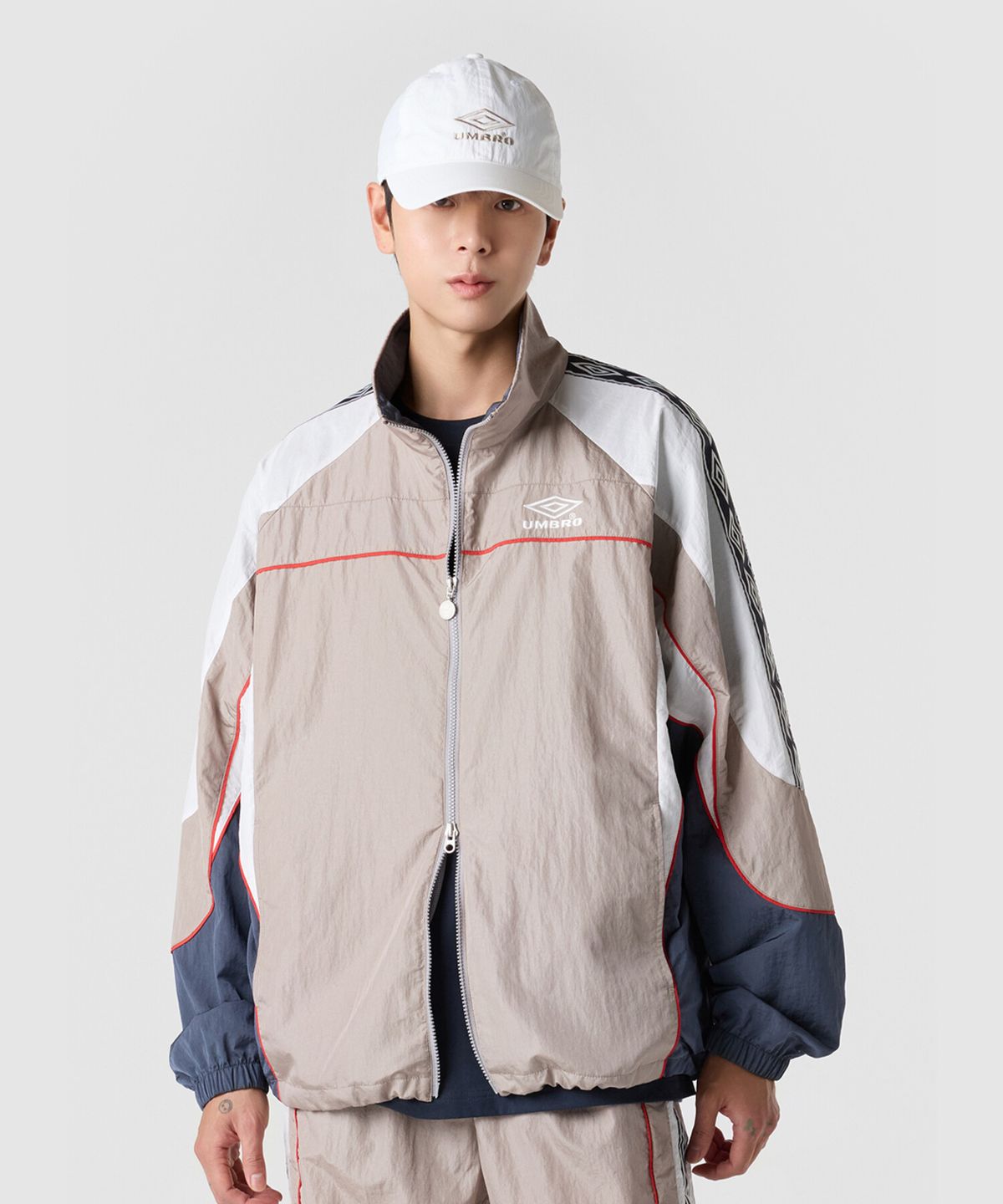엄브로(UMBRO) HBL OG 스탠넥 바람막이 자켓 베이지 UR121CJK23