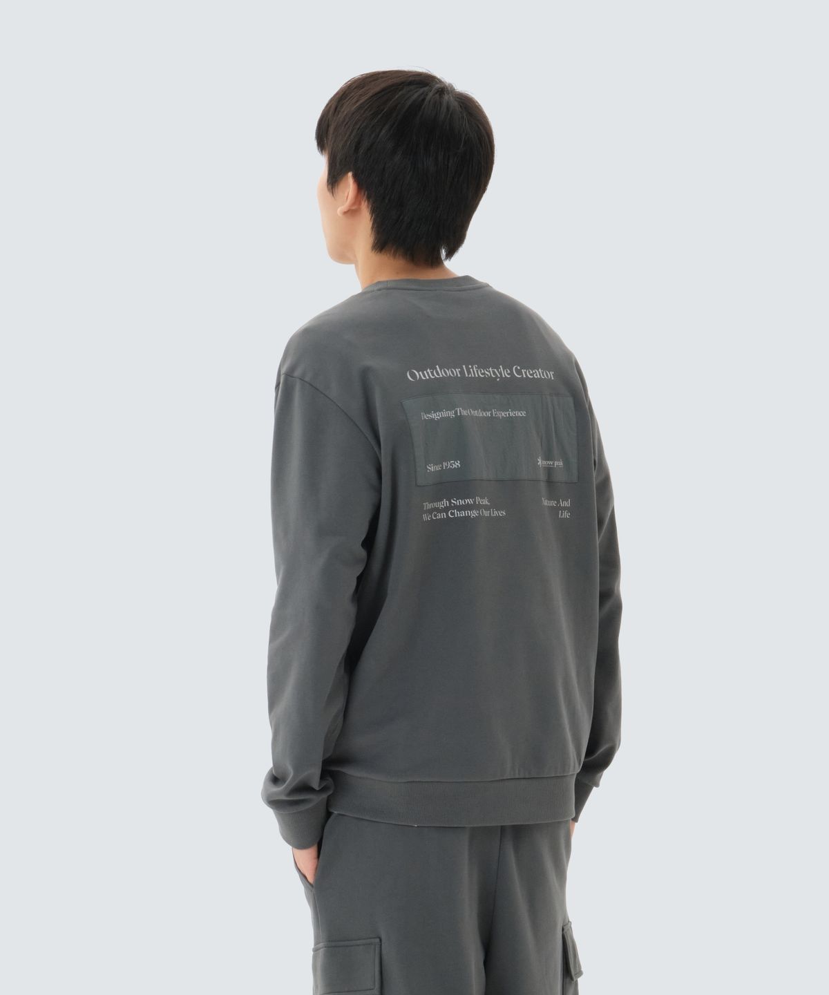 스노우피크 어패럴(SNOWPEAK APPAREL) 랜드 레터링 우븐 패치 맨투맨 (S26SMFHT54) Urban Green
