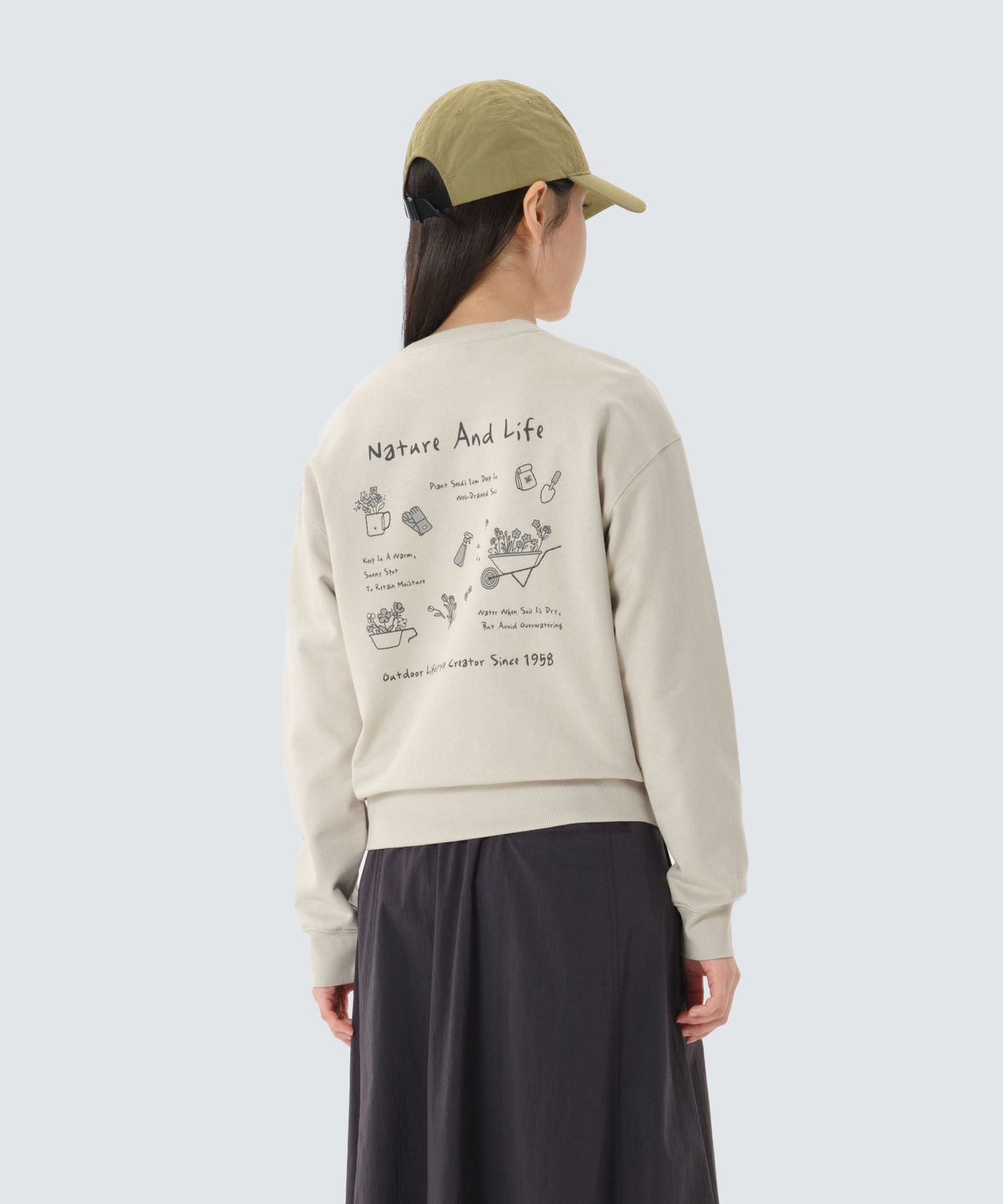 스노우피크 어패럴(SNOWPEAK APPAREL) 여성 가드닝 그래픽 세미크롭 맨투맨 (S26SWFHT53) Light Beige