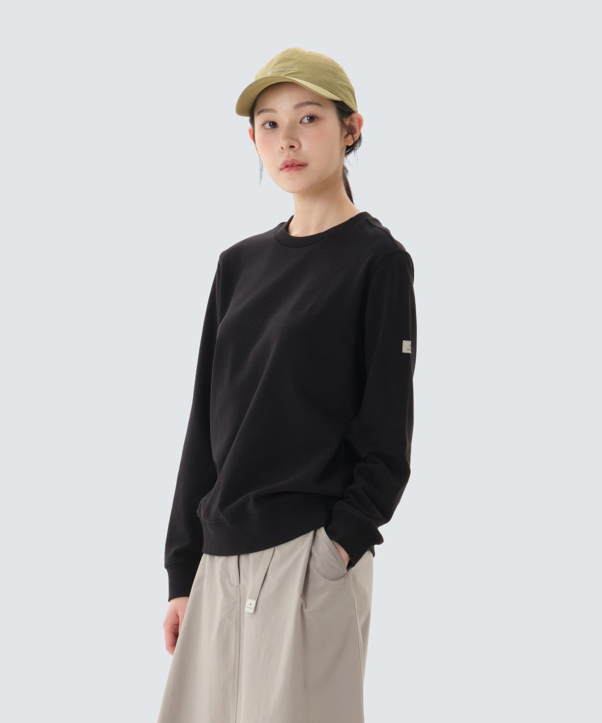 스노우피크 어패럴(SNOWPEAK APPAREL) 랜드 여성 에센셜 맨투맨 (S26SWFHT51) Black