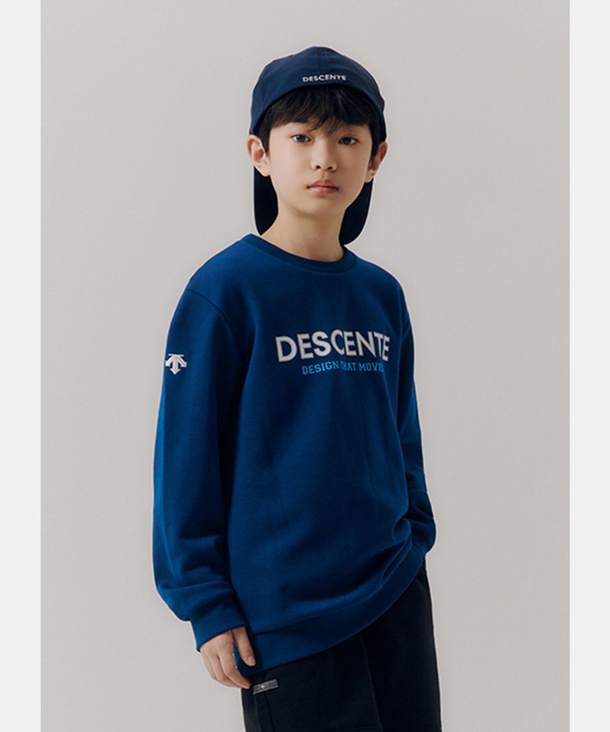 데상트(DESCENTE) 영애슬릿 빅워딩 맨투맨 네이비 SR12JUHT12