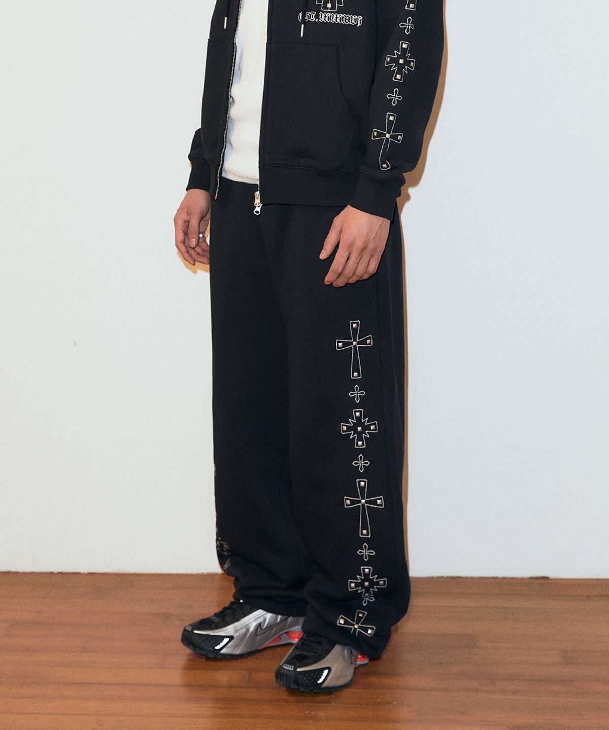 마하그리드(MAHAGRID) CROSS STUD SWEATPANT BLACK(MG2GSMPA09A)