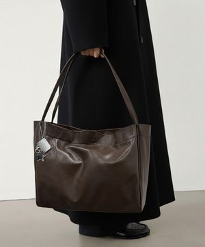 모던 스퀘어 빅 숄더백 브라운