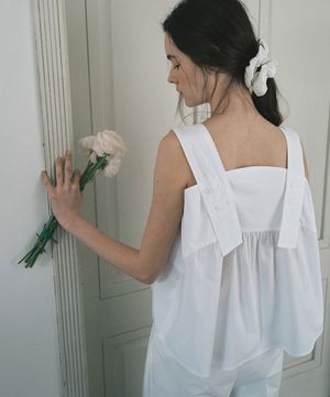 플레어 슬리브리스 블라우스_오프화이트