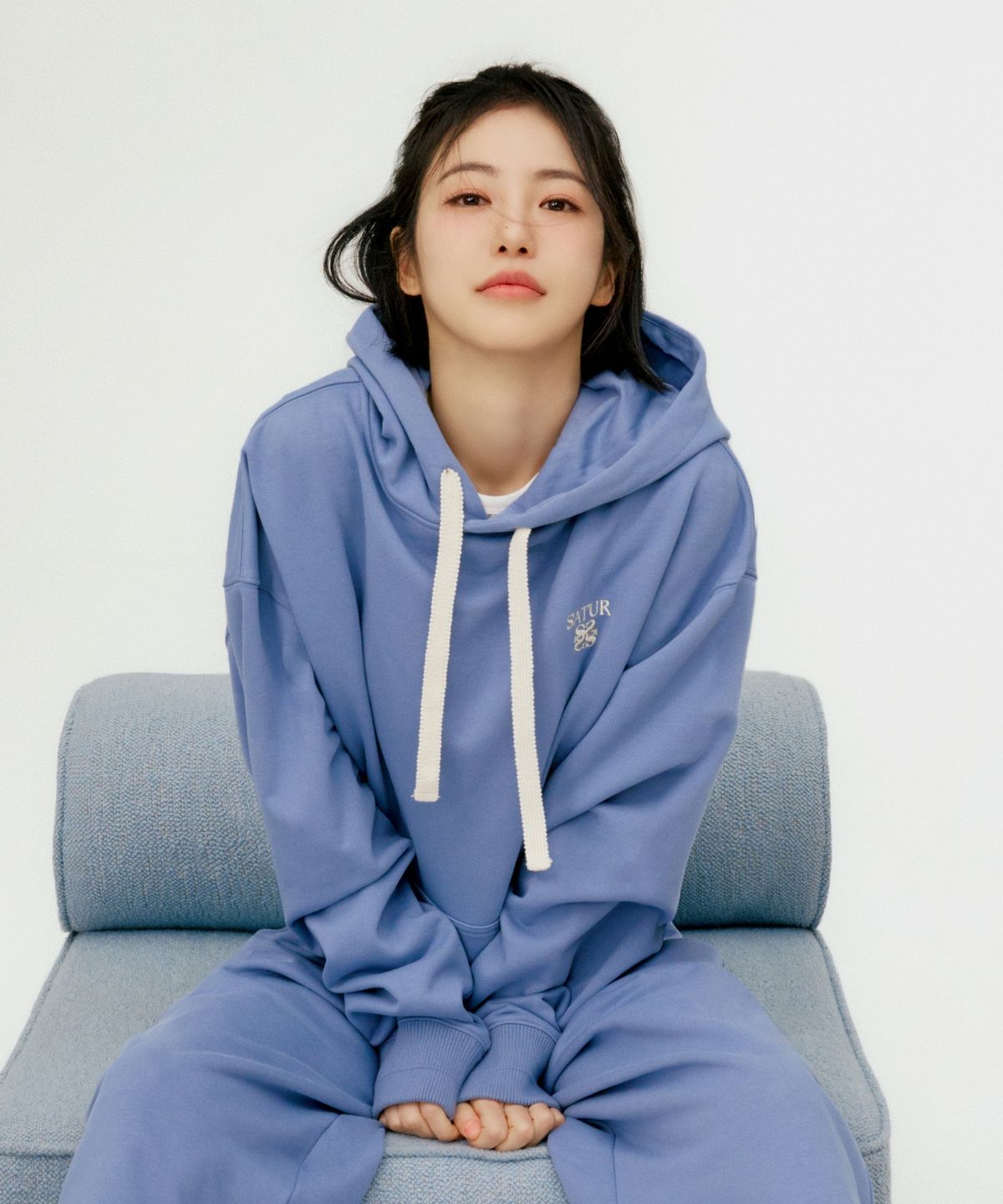 세터(SATUR) 로렌 스몰 로고 리벳 후드 티셔츠 블루