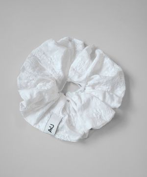 엠브로이더리 스크런치_화이트