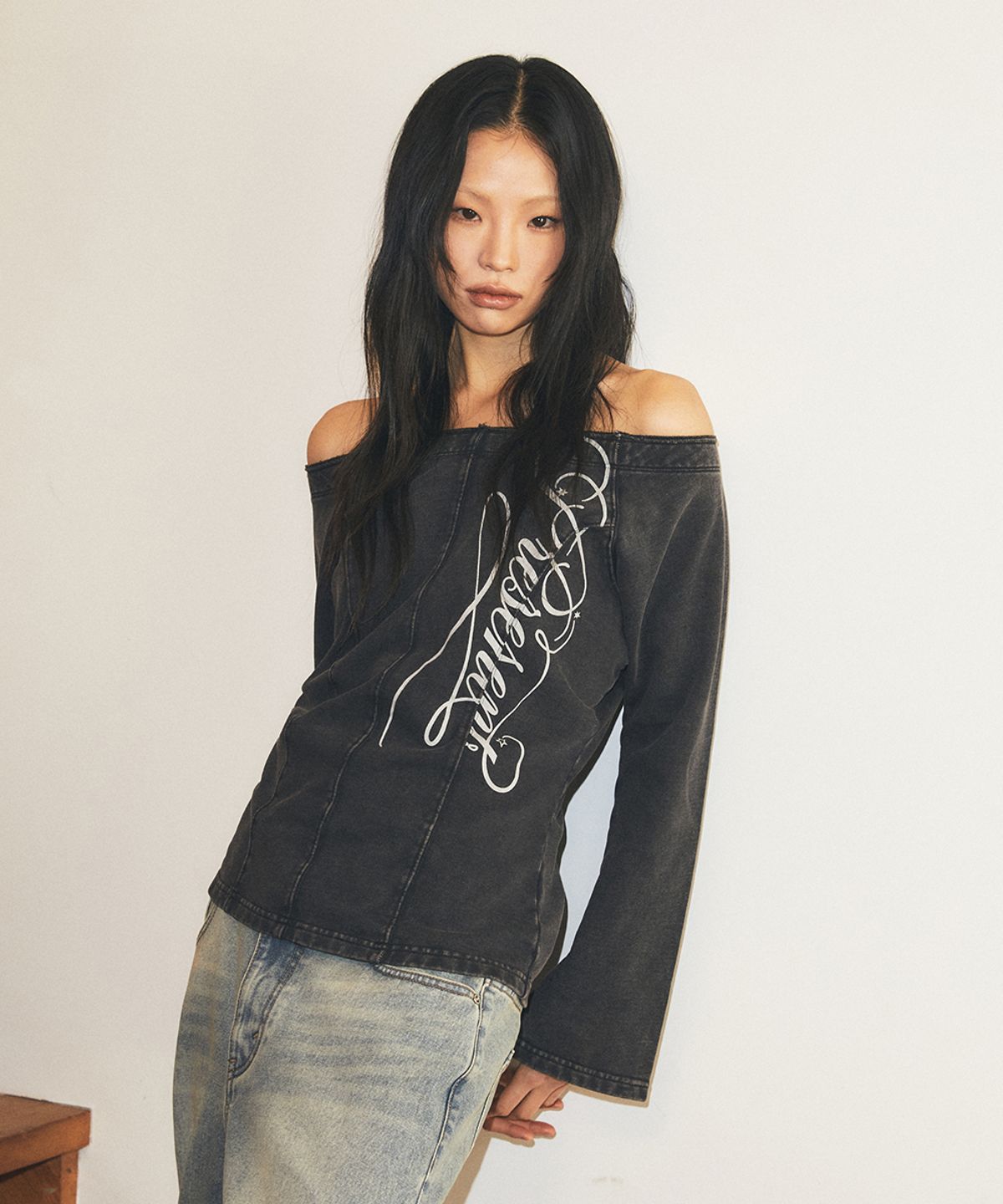 마하그리드(MAHAGRID) WASHED CUT OUT PRESENT OFF SHOULDER TEE BLACK(MG2FFFT575A)