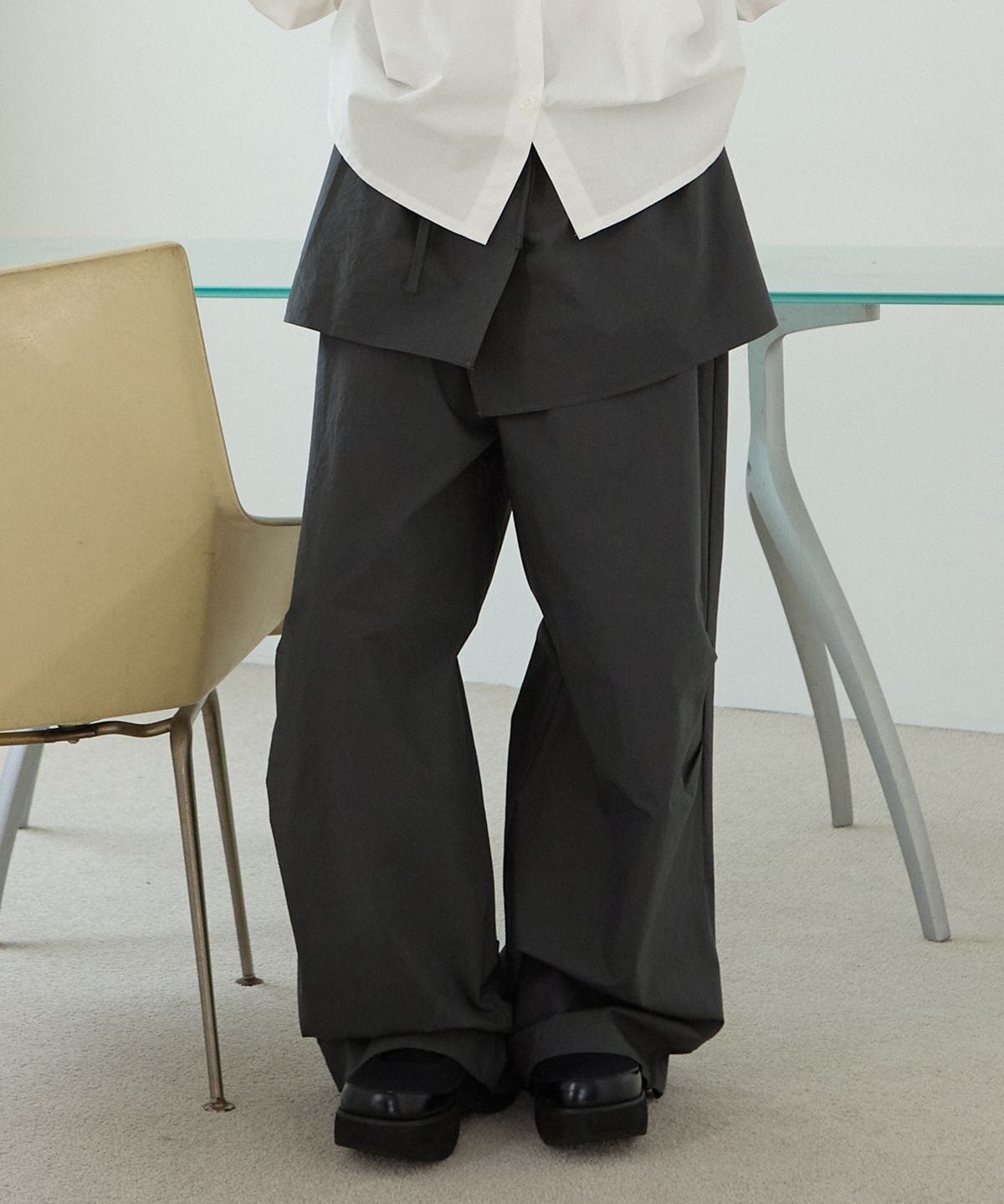 꼬모니노즈(COMONINOZ) W PARACHUTE SKIRT PANTS [DEEP GRAY]