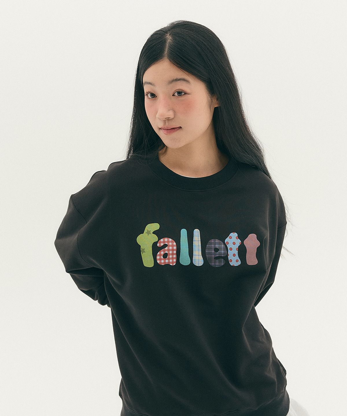 팔렛(FALLETT) 굴림 로고 맨투맨 블랙
