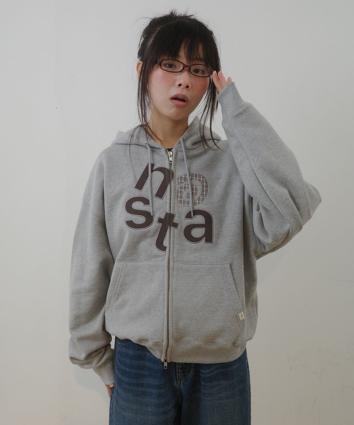 나츠(NAATS) At logo zip-up hoodie, melange gray