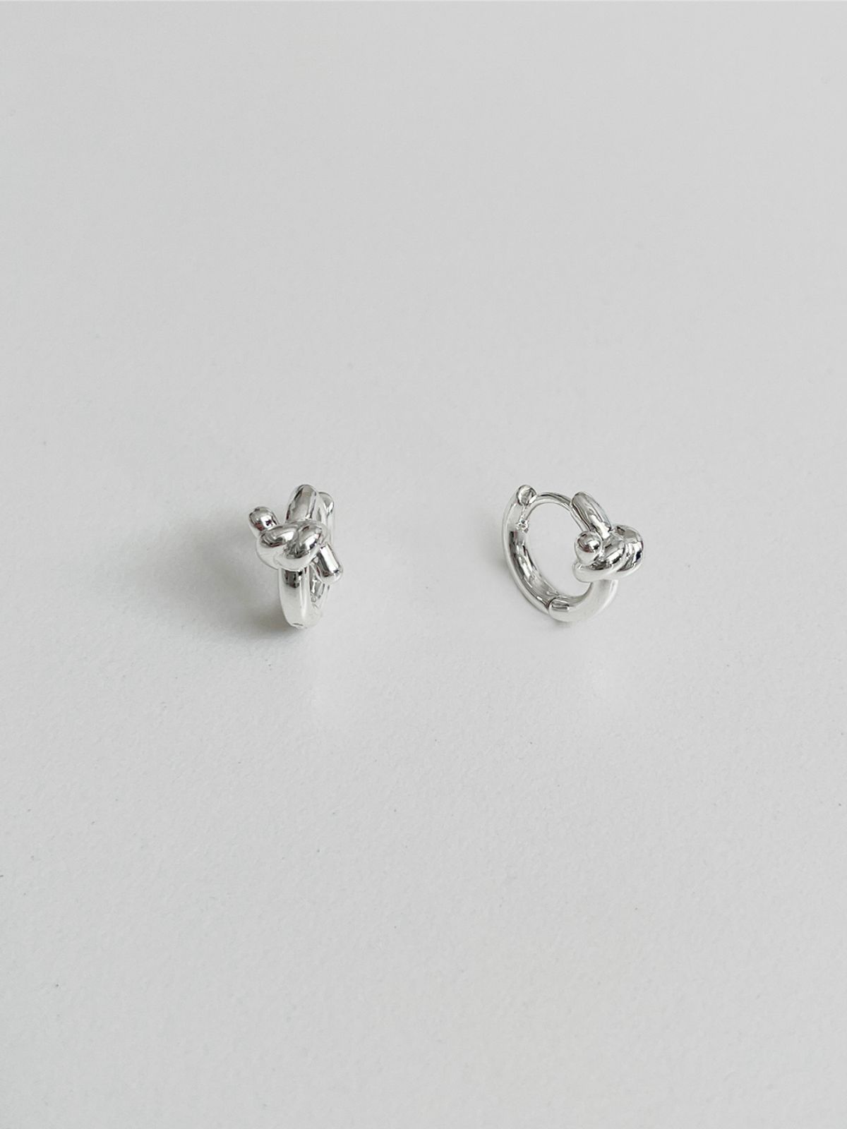엘리오나(ELYONA) ELA 33 mini Knot Earrings