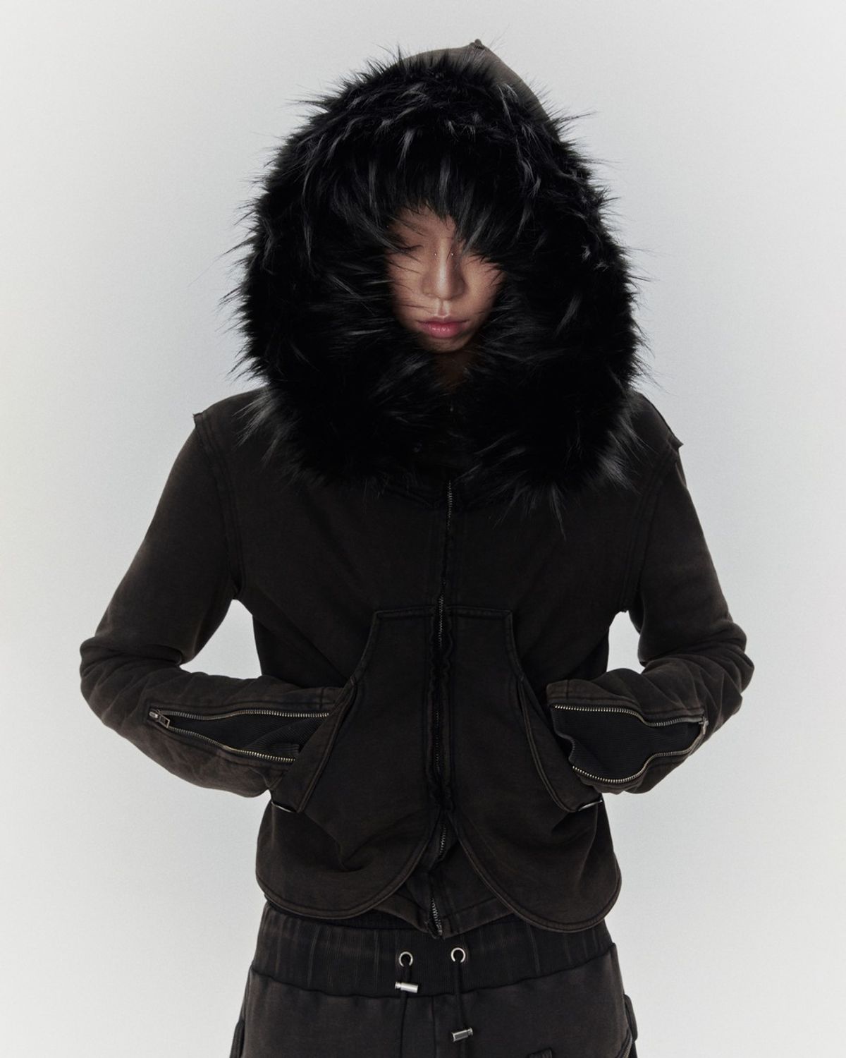 보니앤키예(BONIENKIYE) Distressed Seam Fur Hood Zip-Up (Washed Black)