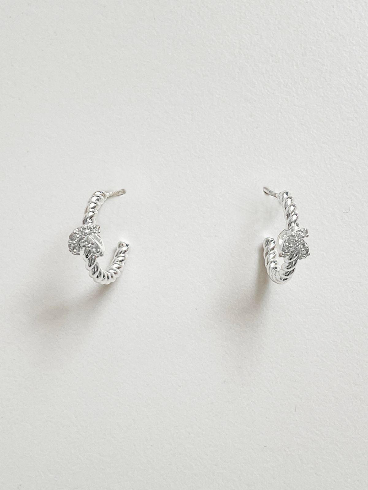엘리오나(ELYONA) ELA 32 Knotted Twist Earrings
