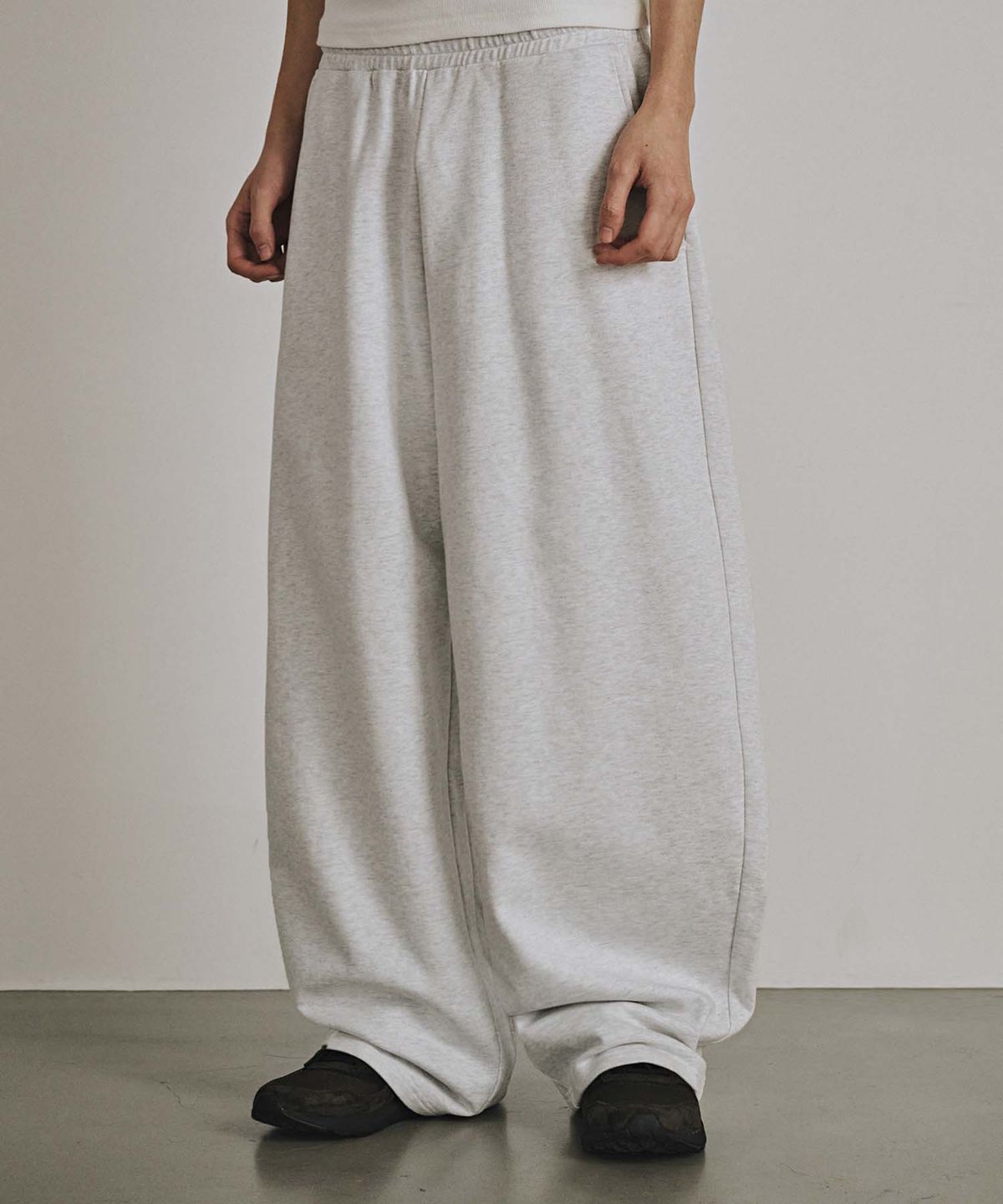 카네이테이(KANEITEI) CURVED PINTUCK SWEAT PANTS (WHITE MELANGE)