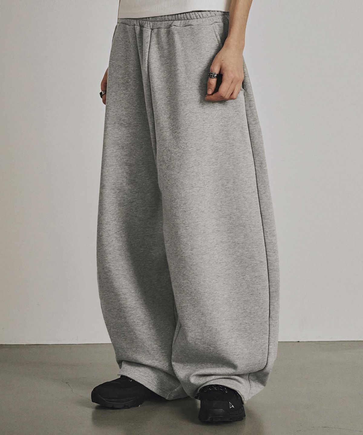 카네이테이(KANEITEI) CURVED PINTUCK SWEAT PANTS (MELANGE GRAY)