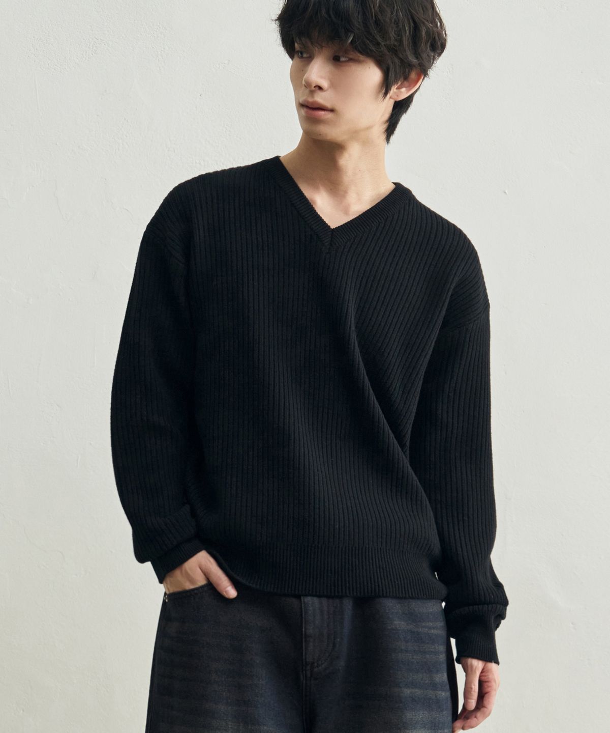 로템버(ROTEMBER) 리브드 브이넥 크롭 니트 [블랙]