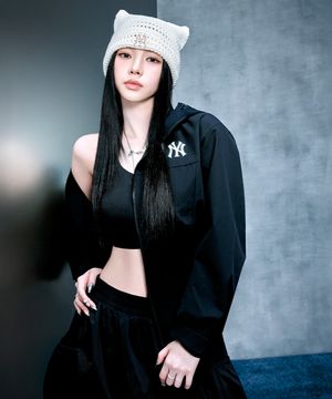 [카리나 착용] 고프코어 메가로고 2L 커브 바람막이 NY (Black)