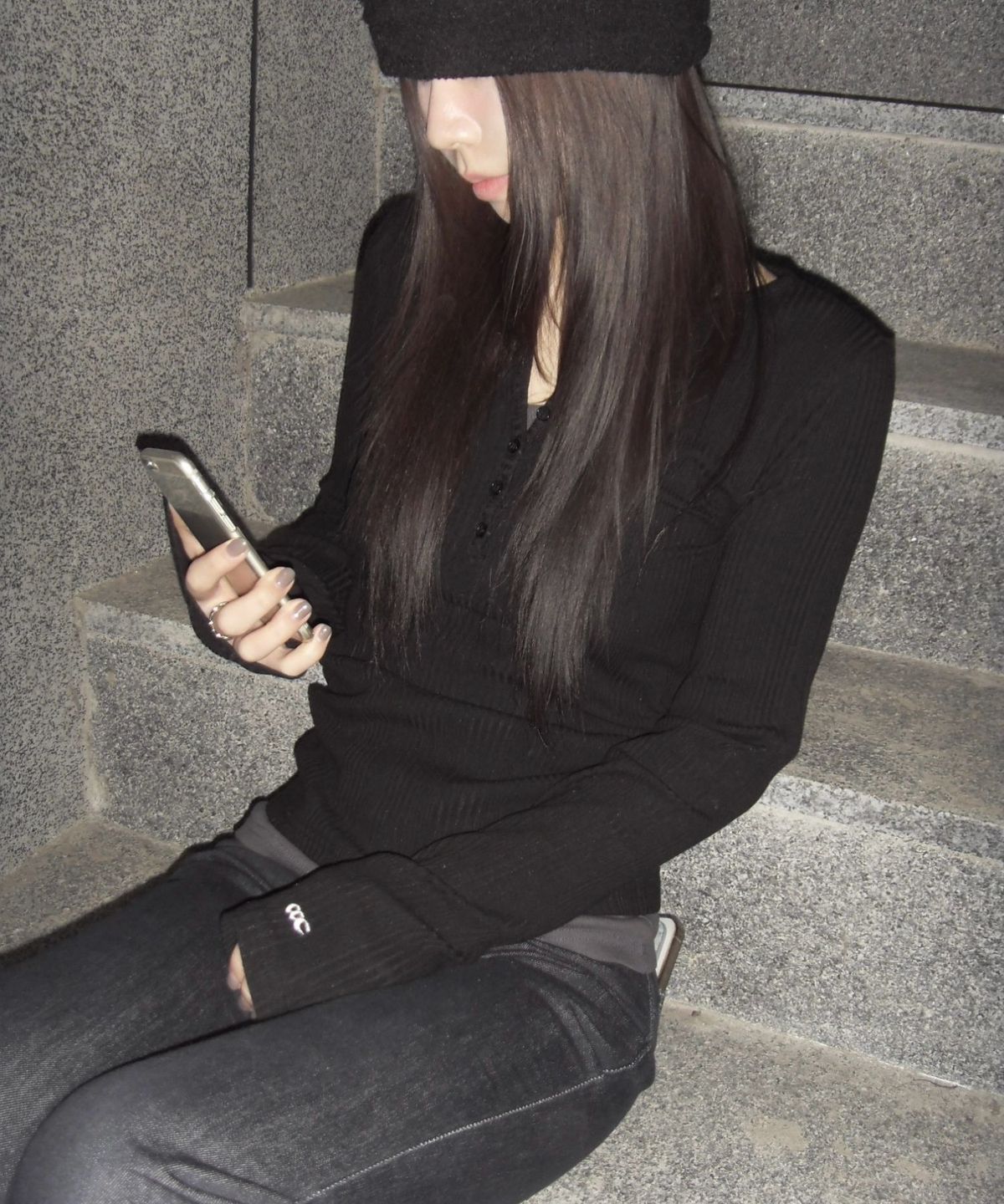 칙스(CHICKS) 언이븐 골지 슬림 버튼 롱슬리브 블랙