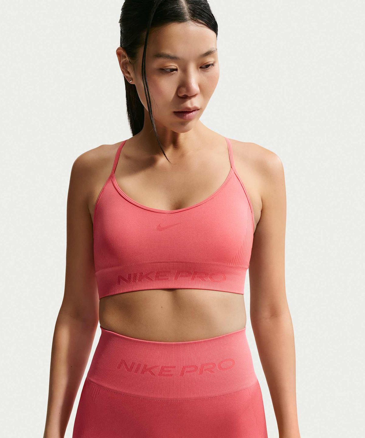 나이키(NIKE) 프로 심리스 라이트 서포트 패드 스포츠 브라 W - 씨 코랄 / IB9844-897
