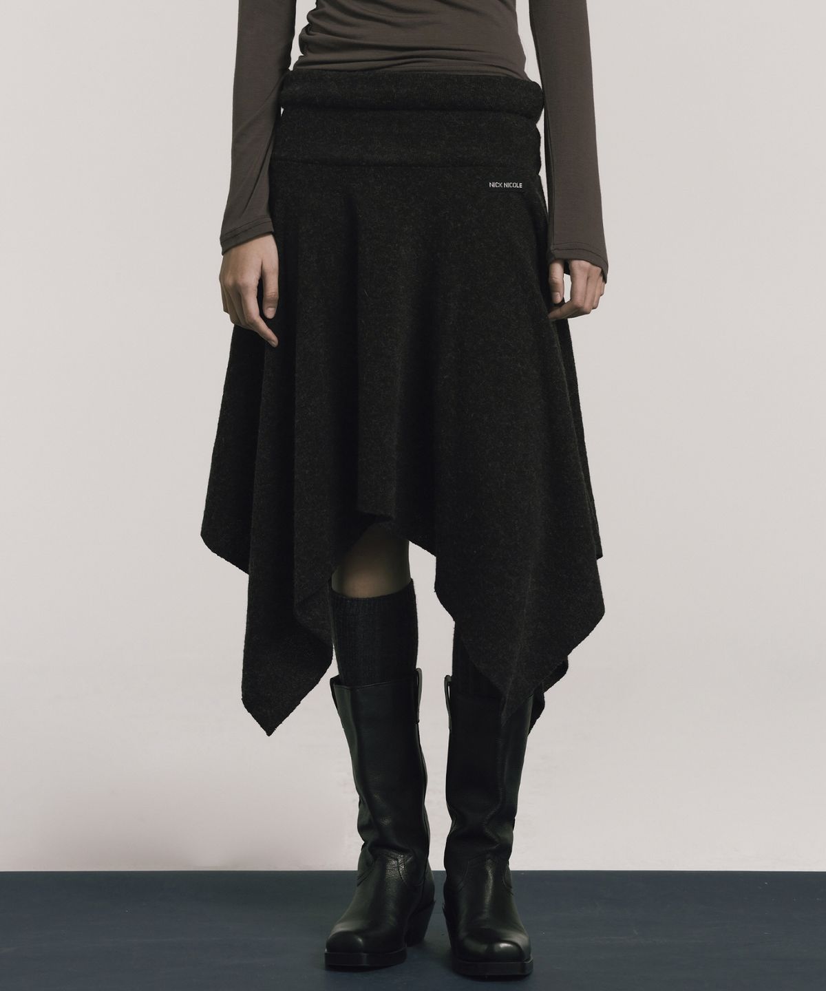 닉앤니콜(NICK&NICOLE) ASYMMETRIC HEM WOOL SKIRT_CHARCOAL