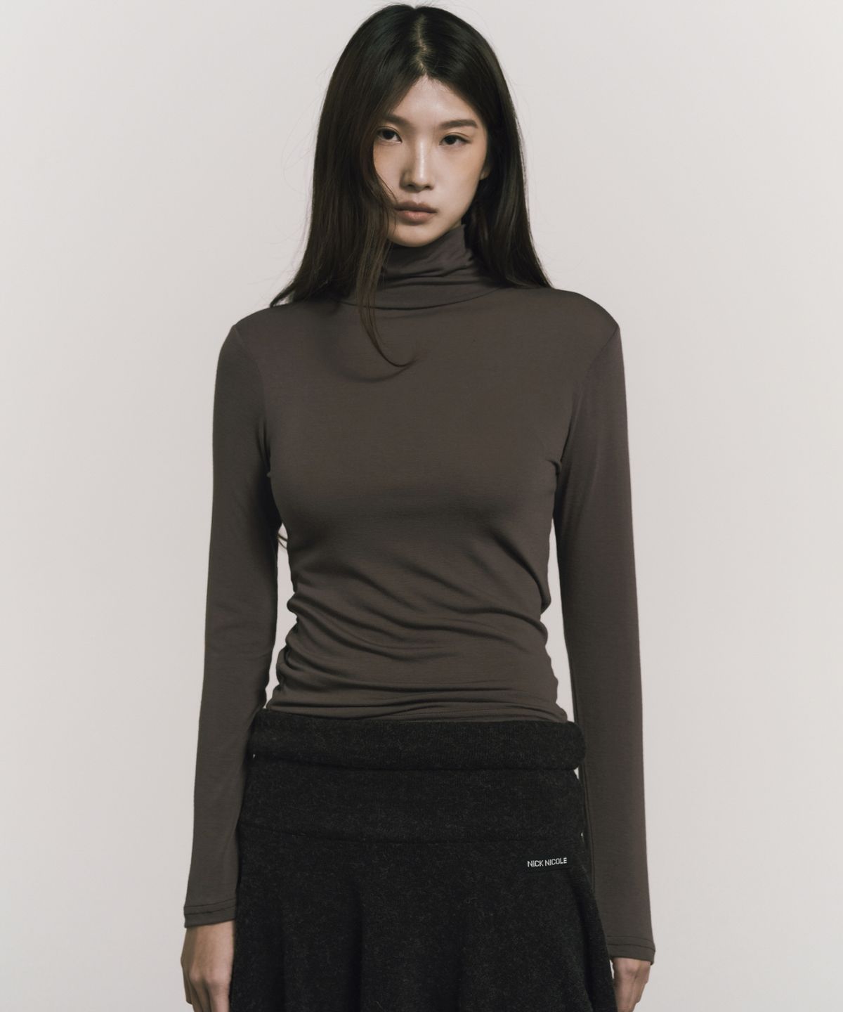 닉앤니콜(NICK&NICOLE) [ESSENTIAL] SLIM TURTLENECK TOP_BROWN