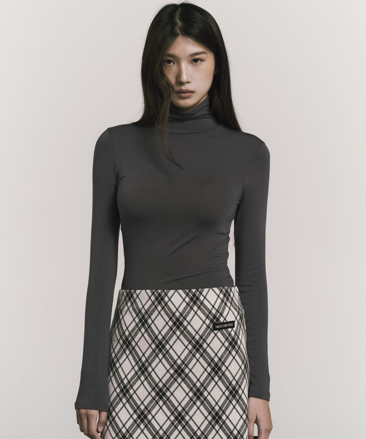 닉앤니콜(NICK&NICOLE) [ESSENTIAL] SLIM TURTLENECK TOP_CHARCOAL