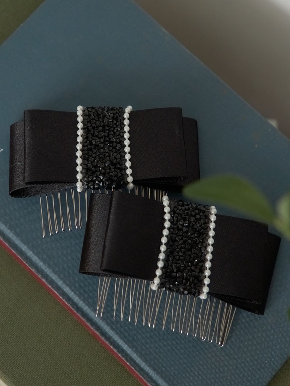쏘리, 투 머치 러브(SORRY, TOO MUCH LOVE) Crystal Ribbon Hair Comb_Black