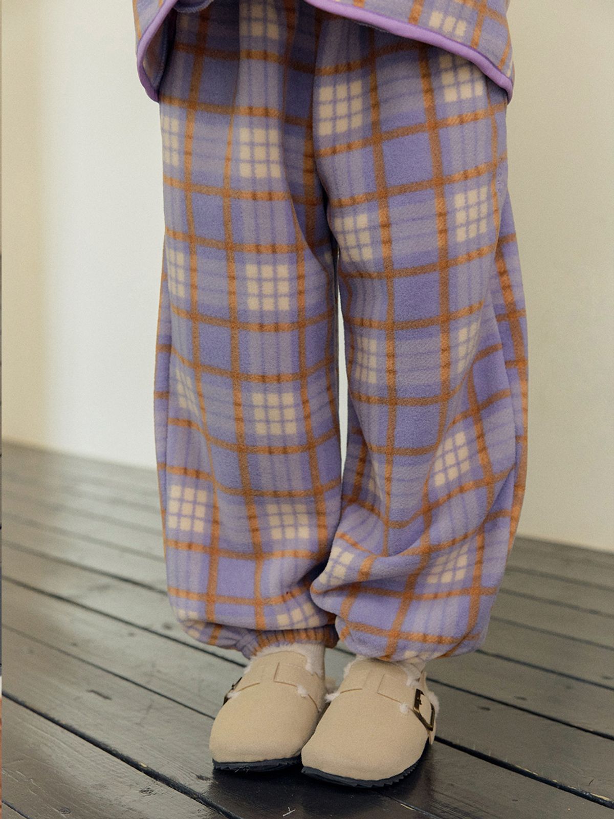 베베테일러(BEBETAILOR) 스노우 체크 플리스 팬츠