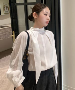 플로우 턱 스카프 블라우스 [IVORY]