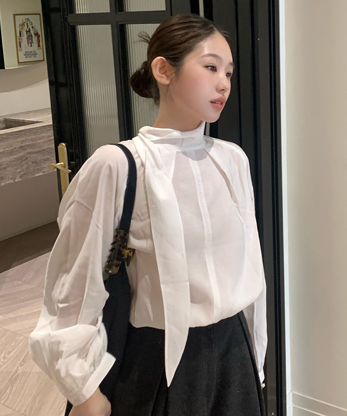 드로우핏 우먼(DRAWFIT WOMEN) 플로우 턱 스카프 블라우스 [IVORY]
