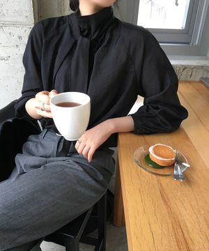 플로우 턱 스카프 블라우스 [BLACK]