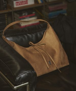 시그넷 키홀 스웨이드 호보 백 [SAND BEIGE]